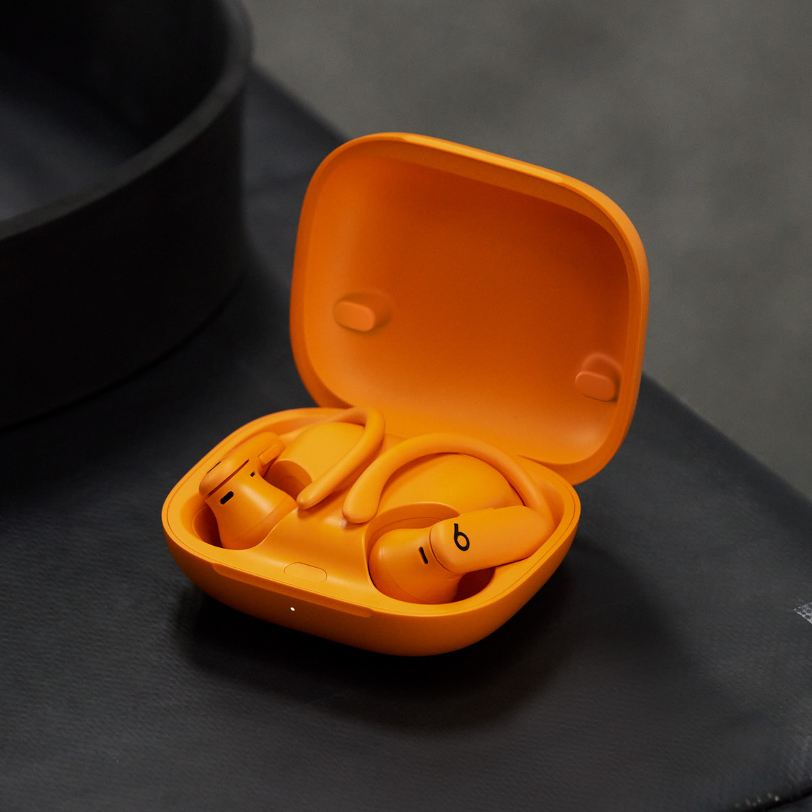 POWERBEATS PRO 2 HIGH PERFORMANCE EARBUDS ELECTRIC ORANGE MX743 thumbnail 6