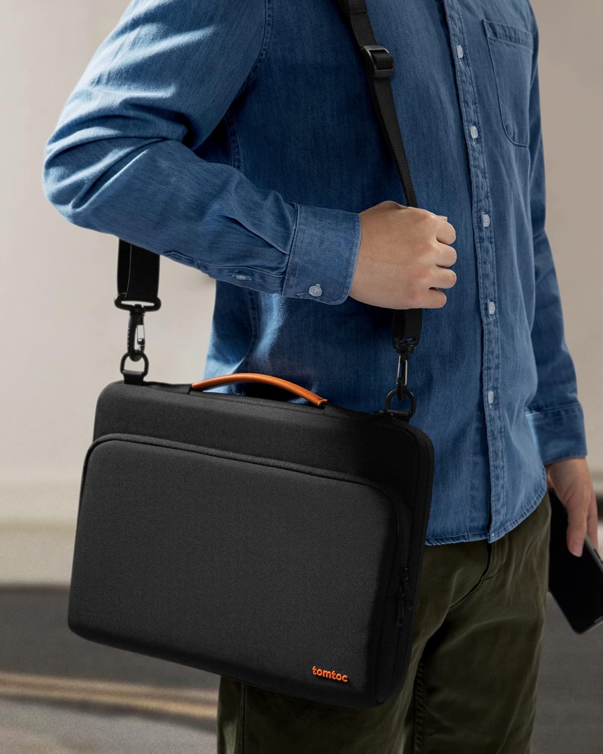 TOMTOC DEFENDER A40 13.5-14 INCH LAPTOP SHOULDER BAG BLACK A40D3D1 thumbnail 5