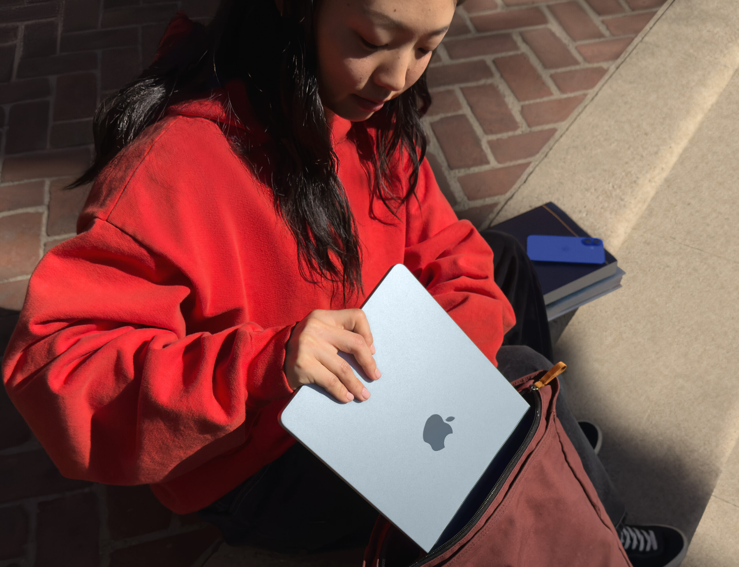 APPLE MACBOOK AIR 13 INCH M4 CHIP 10 CORE CPU 8 CORE GPU 16GB 256GB SKY BLUE ENGLISH MC6T4 thumbnail 2